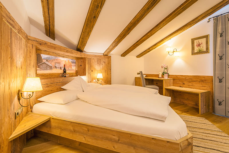Letto matrimoniale in legno antico Comfort Superior - Hotel Hubertushof