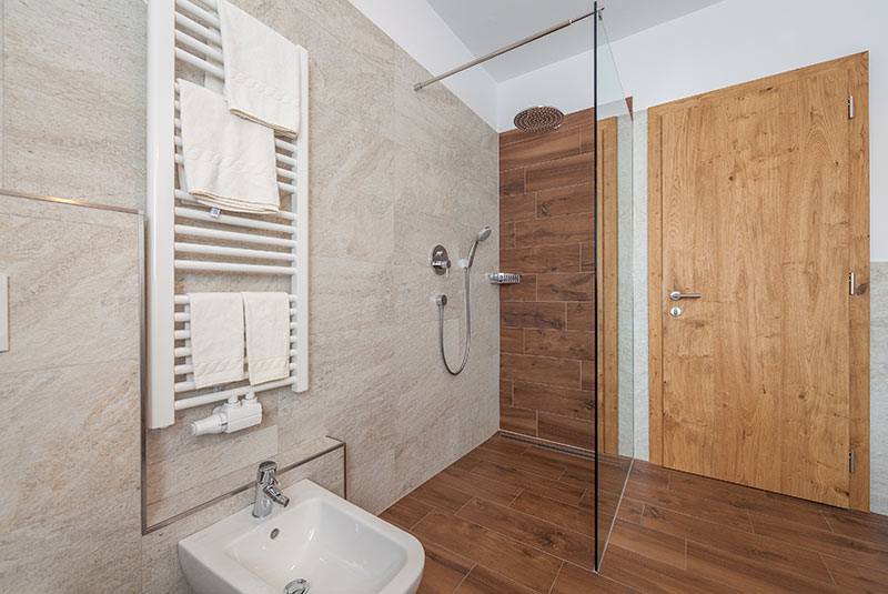 Bathroom with bidet and shower Comfort Superior - Hotel Hubertushof