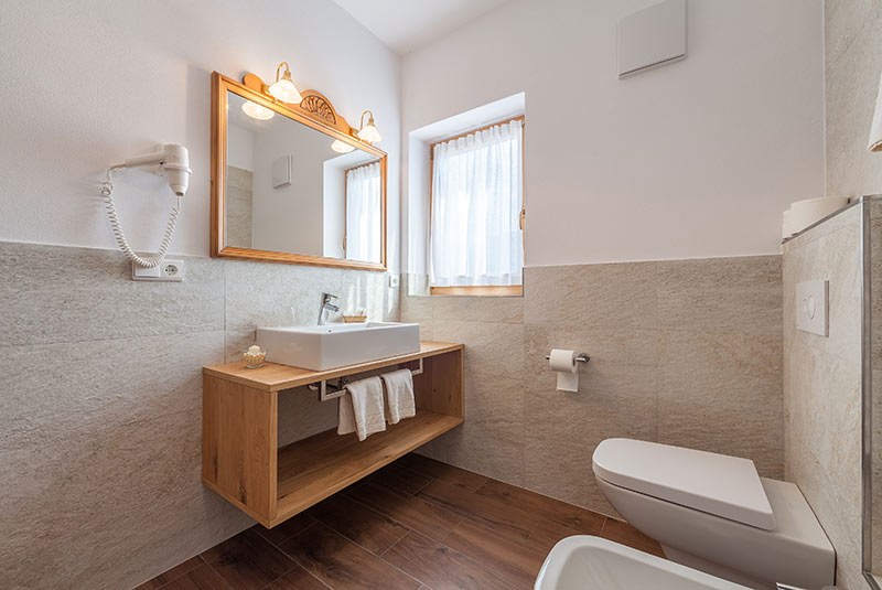 Washbasin with mirror Comfort Superior - Hotel Hubertushof
