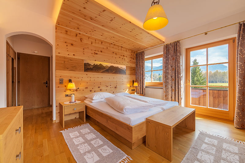 Bright double room with balcony and wooden floor - Hotel Hubertushof