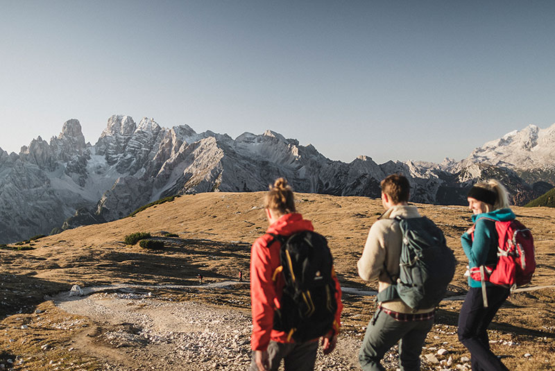 Amici in escursione nelle Dolomiti