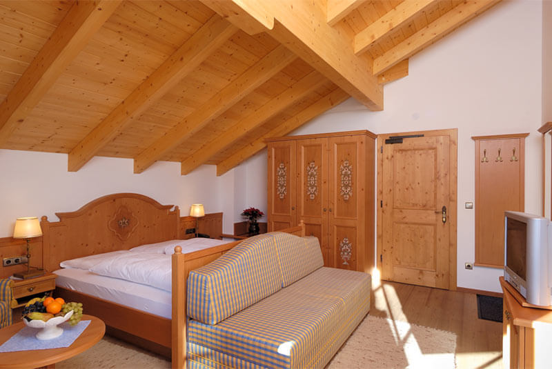 Bedroom facing the door in holiday flat A - Hotel Hubertushof