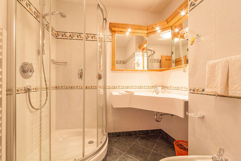 Bathroom with shower double room Comfort - Hotel Hubertushof
