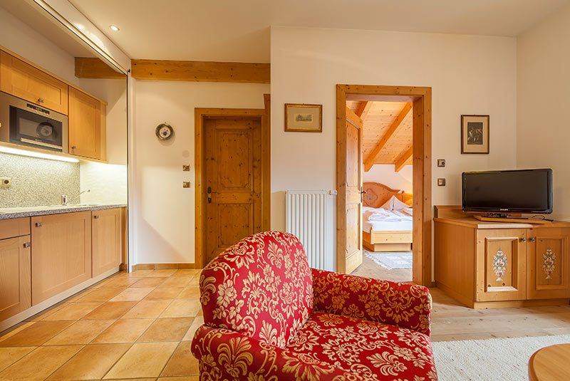 Vista del bagno e della camera da letto dal corridoio - Suite - Hotel Hubertushof